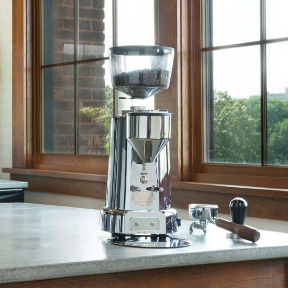 Mlýnek ECM V-Titan 64 s portafiltrem na parapetu