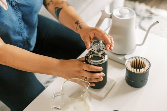 Hrnek Carter Move Mug od společnosti Fellow je vyroben z nerezové oceli a má objem 235 ml. Jeho zelená barva dodává každému nápo