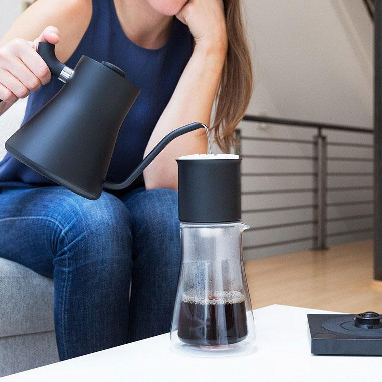 Kupte si modrou Stagg konvici a připravte si kávu nebo čaj rychle a snadno. Je vyrobena z kvalitních materiálů a má moderní desi