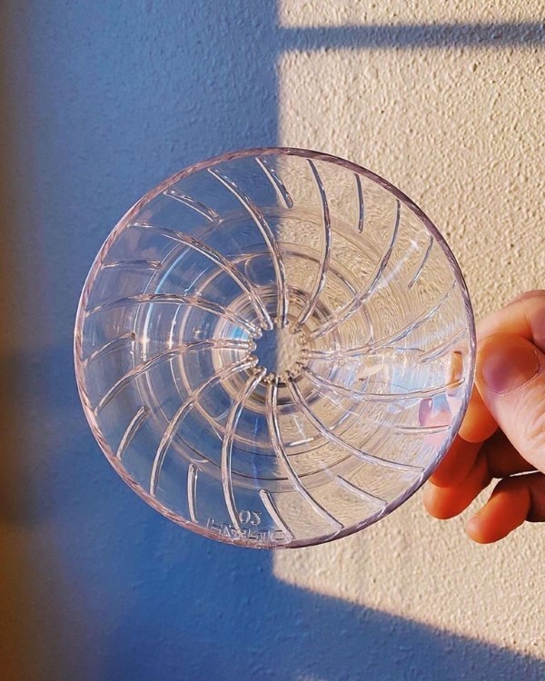 Hario V60 Ice Coffee Maker je skvělým řešením pro přípravu ledové kávy. Překapávač od značky Hario je snadno použitelný a zaruču