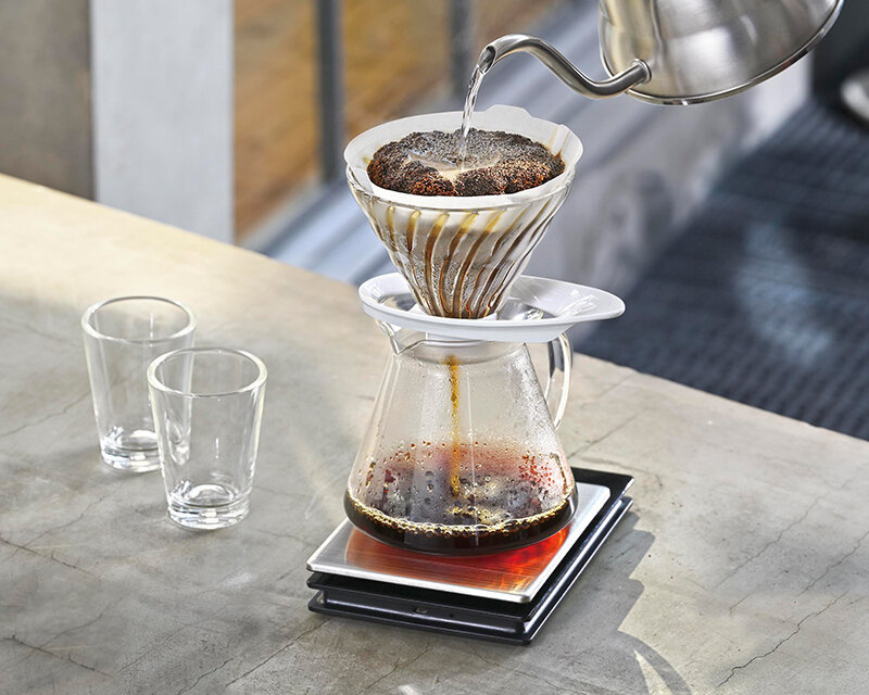 HARIO V60-02, bílý – skleněný dripper (VDGR-02-W) | Lázeňská káva