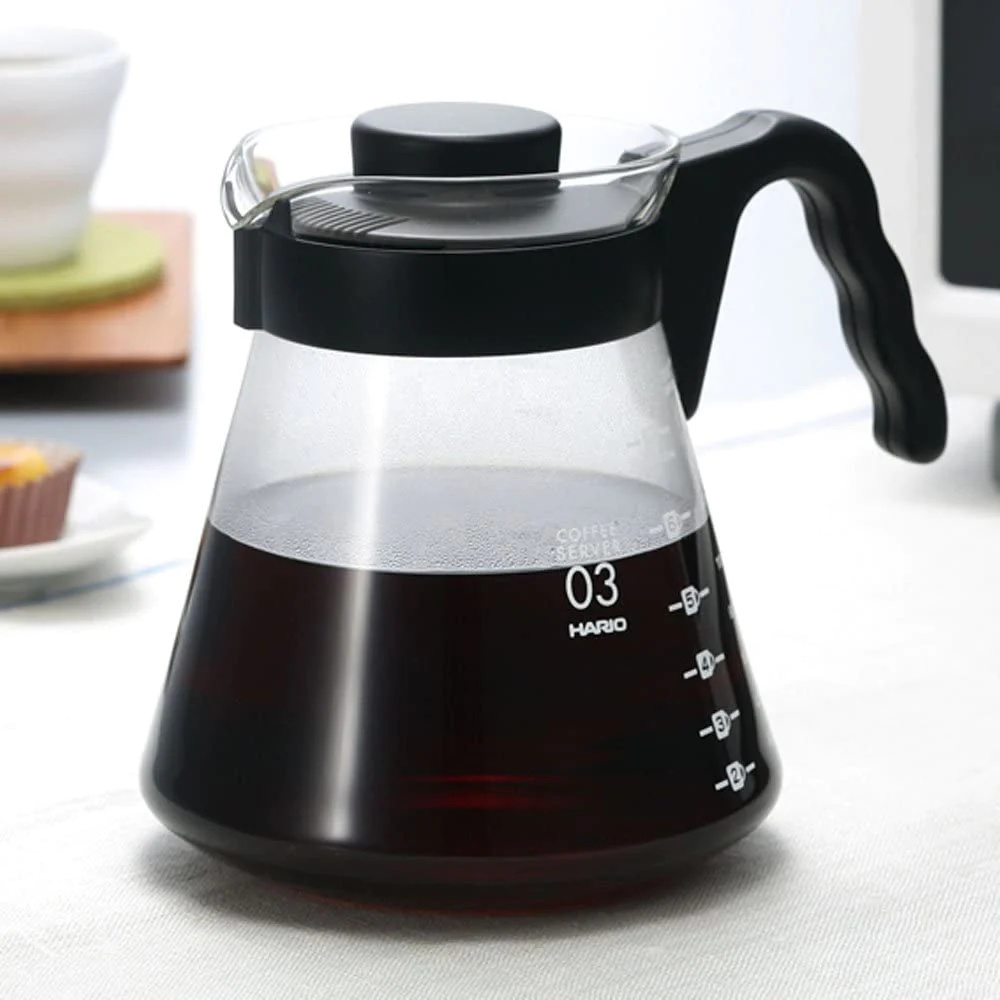 Užijte si přípravu japonského čaje s touto skleněnou konvicí Hario Chacha Kyusu-Maru o objemu 700 ml. Její moderní design a kval