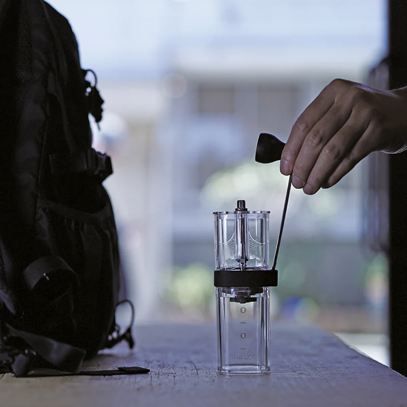 Hario Smart G, černý – ruční mlýnek na cesty | Lázeňská káva