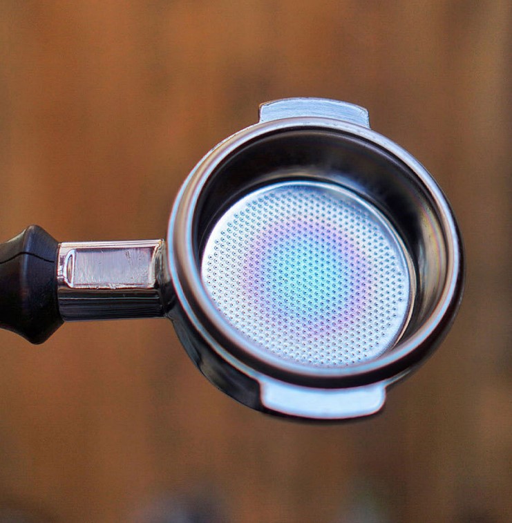 Portafilter s IMS košíkem na espresso. Zdroj obrázku: IMS Portafilter s IMS košíkem na espresso.