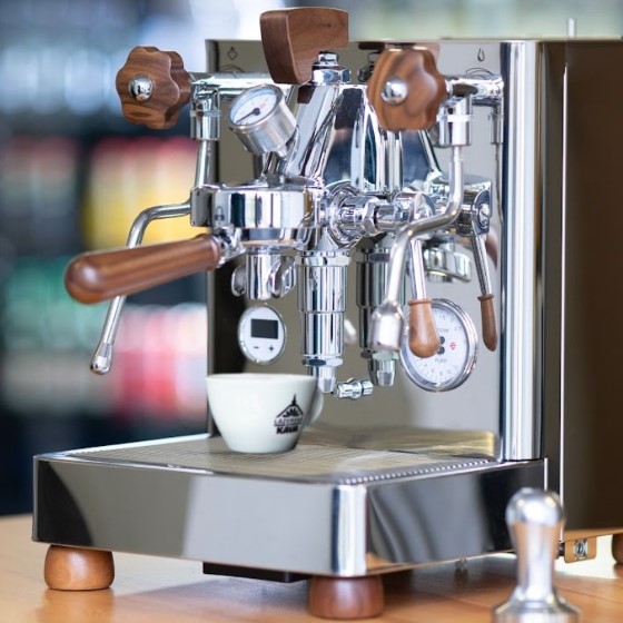 Pákový kávovar Lelit Bianca. Pákový kávovar Lelit Bianca.