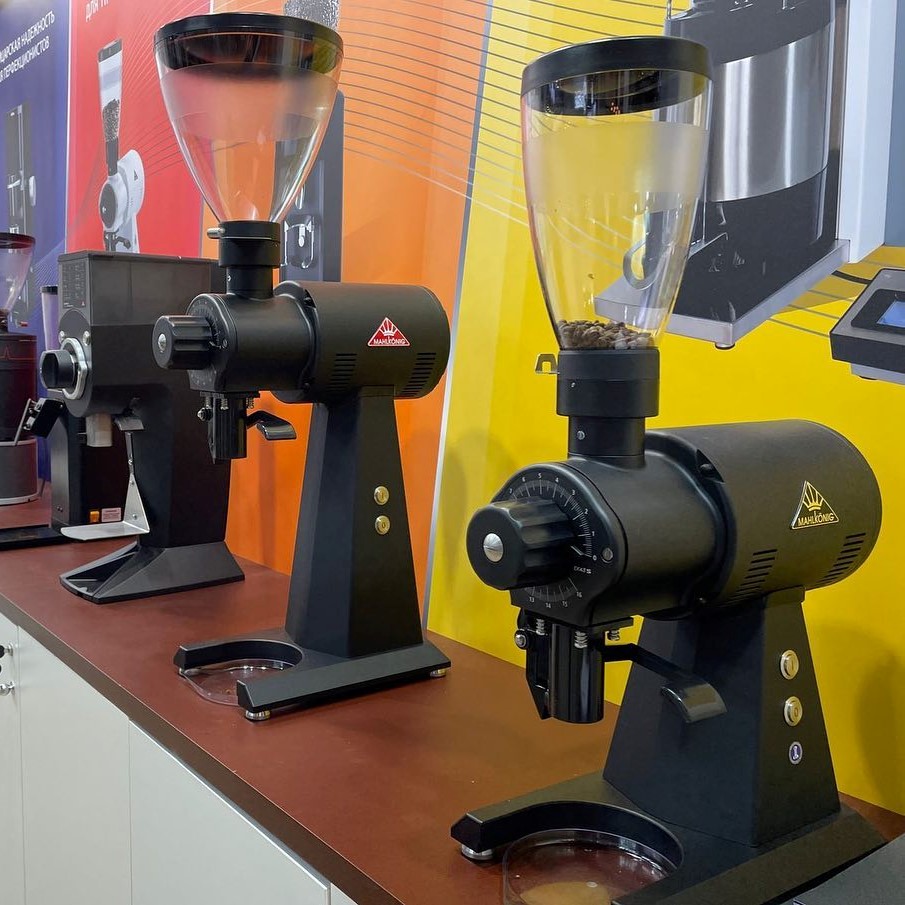 Mlýnek Mahlkönig EK43 v černé barvě. Zdroj obrázku: Mahlkönig Mlýnek Mahlkönig EK43 v černé barvě.