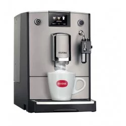 Automatický kávovar Nivona NICR 675, který umožňuje přípravu teplého mléka a dalších nápojů, ideální pro domácí použití.