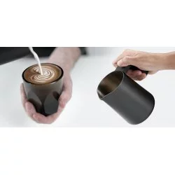 Kreslení latte artu pomocí konvičky Subminimal Flowtip v černé barvě