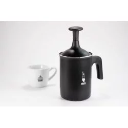 Napěňovač mléka v černém provedení od značky Bialetti Tuttocrema o objemu 330ml na bílém pozadí společně s šálkem s logem Lázeňské kávy