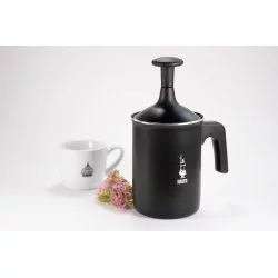 Napěňovač mléka v černém provedení od značky Bialetti Tuttocrema o objemu 330ml na bílém pozadí společně s šálkem s logem Lázeňské kávy a lučním květem