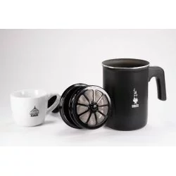 Dvojité sítko napěňovače mléka v černém provedení od značky Bialetti Tuttocrema o objemu 330ml na bílém pozadí společně s šálkem s logem Lázeňské kávy
