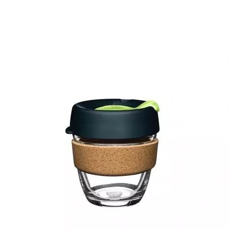 Skleněný KeepCup termohrnek o objemu 227 ml s černým víkem a korkovým držákem na bílém pozadí