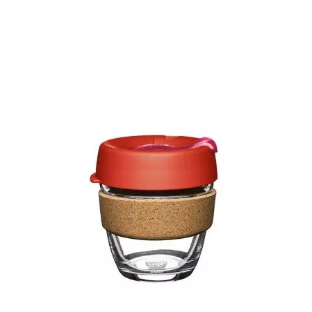 Skleněný KeepCup termohrnek o objemu 227 ml s červeným víkem a korkovým držákem na bílém pozadí