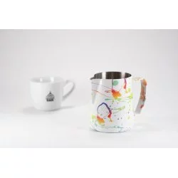 Nerezová konvička bílé barvy s barevnými fleky na šlehání mléka značky Barista Space Splash se šálkem s logem Lázeňské kávy