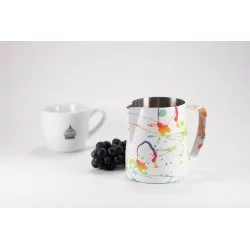 Nerezová konvička bílé barvy s barevnými fleky na šlehání mléka značky Barista Space Splash se šálkem s logem Lázeňské kávy a červeným hroznovým vínem