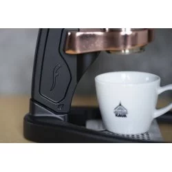 Černý Espresso Maker Flair Pro 2, detail na šálek lázeňské kávy při přípravě espressa