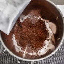 Nasypaná pomletá káva uvnitř nádoby Toddy Pro 2 při výrobě Cold Brew.