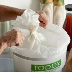 Uvázání papírového filtry do Toddy Commercial Cold Brew System pro přípravu Cold Brew 