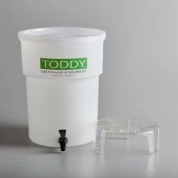Bílá plastová nádoba pro přípravu za studena macerované kávy cold brew značky Toddy společně s plastovou základnou