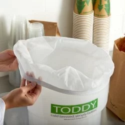 Nasazování papírového filtru do plastové nádoby pro přípravu cold brew značky Toddy Commercial 