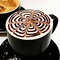 Detail na latte art v černém šálku
