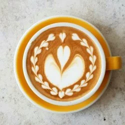 Detail na latte art ve žlutém šálku