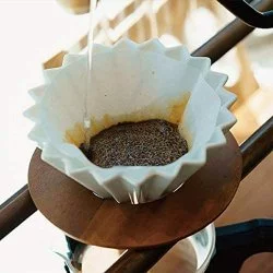Origami bílý dripper při přípravě filtrované kávy.