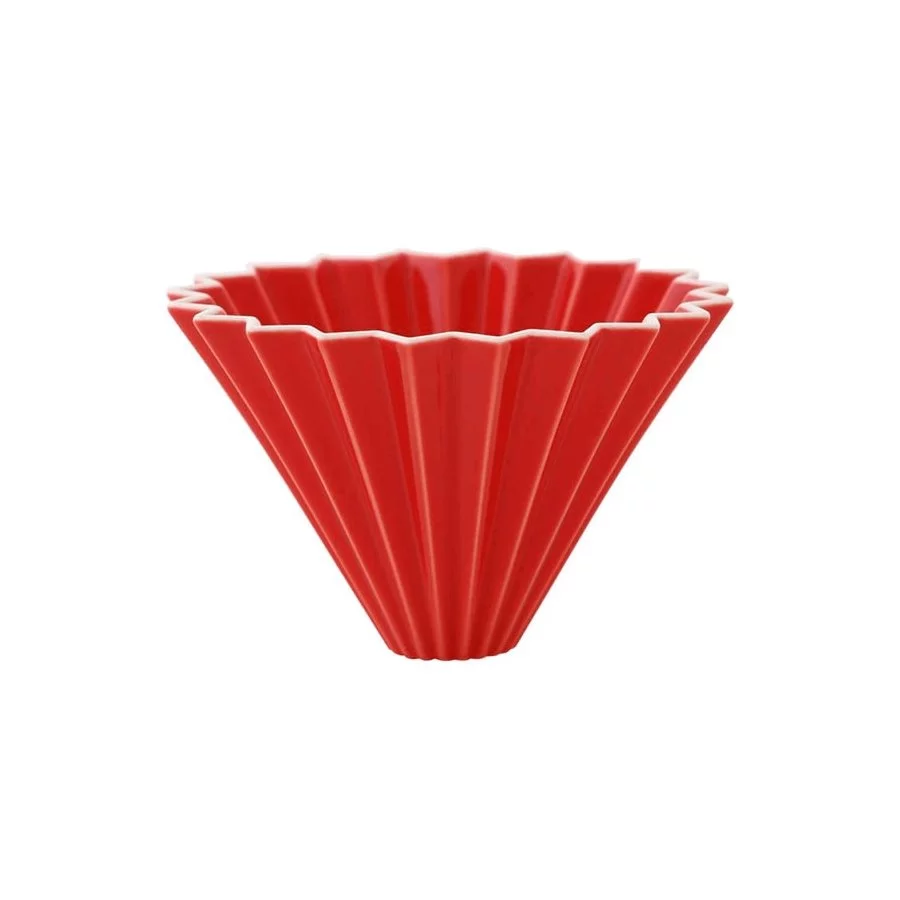 Červený Origami dripper pro přípravu 2 šálků kávy.