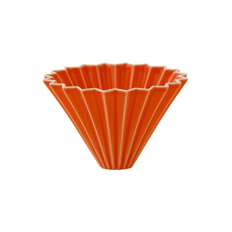 Oranžový porcelánový překapávač Origami Dripper S, ideální pro přípravu filtrované kávy.