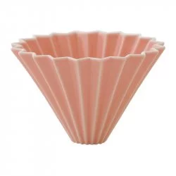 Origami dripper pro přípravu 4 šálků kávy v růžové barvě.