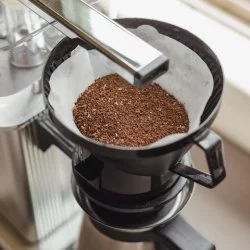Namletá káva připravená ve filtru na moccamaster