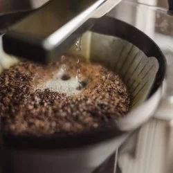 Proces extrakce kávy v moccamasteru
