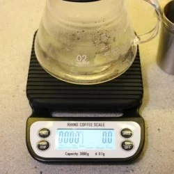 Černá digitální gramová váha s gumovou podložkou a skleněnou nádobou