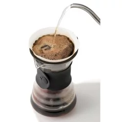 Hario V60 Drip Decanter skleněný s černou koženou rukojetív průběhu přípravy kávy 