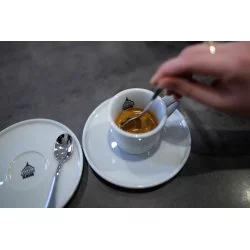 Právě připravené espresso s nádobím od lázeňské kávy