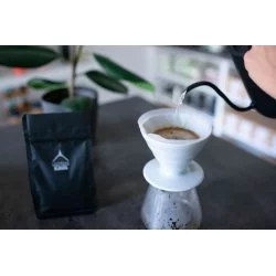Extrakce filtrované kávy s balíčkem lázeňské kávy na filtr