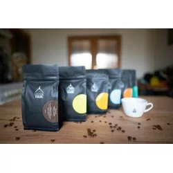 Detail na balíčky lázeňské kávy s šálkem lázeňské kávy a kávovými zrny