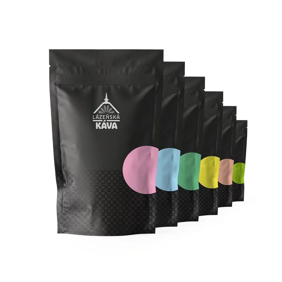 Černé balíčky Lázeňské kávy s barevnými nálepkami