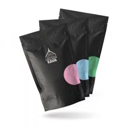 Degustační balení 3 vzorků zrnkové kávy v černém obalu na bílém pozadí