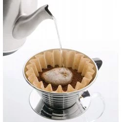 Nalévání vody na kávu v papírovém filtru a dripperu Kalita Wave 185.