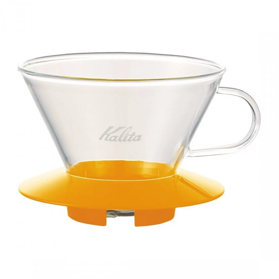 Skleněný dripper Kalita 185 se žlutou základnou pro přípravu kávy.