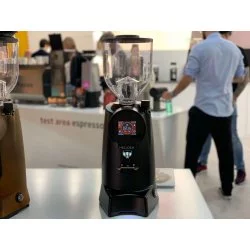 Espressový mlýnek na kávu Eureka Helios 65 v šedé barvě s počtem otáček 1370 za minutu.