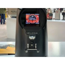 Komerční espressový mlýnek Eureka Helios 80 v chromovém provedení, ideální pro použití v kavárnách.
