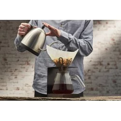 Příprava kávy ve EB Lab Flower V60 s kávou ve filtru a konvicí.