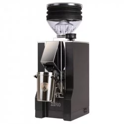Černý elektrický mlýnek na kávu Eureka Mignon Zero s chromovým výdejníkem.