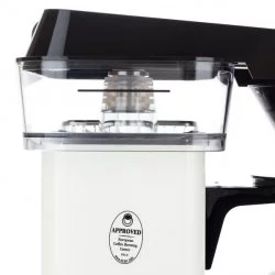 Kávovar Technivorm Moccamaster Cup One v bílé barvě, vyrobený z plastu, ideální pro přípravu filtrované kávy doma.