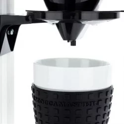 Bílý domácí překapávač Moccamaster Cup One od značky Technivorm, ideální pro rychlou a kvalitní přípravu kávy.