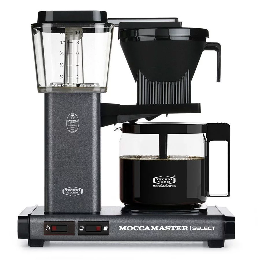 Tmavě šedý překapávač KBG Select Moccamaster pro přípravu filtrované kávy.