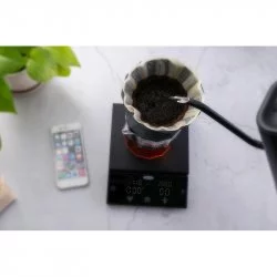 iPhone a váha Felicita Parallel Plus při přípravě filtrované kávy.