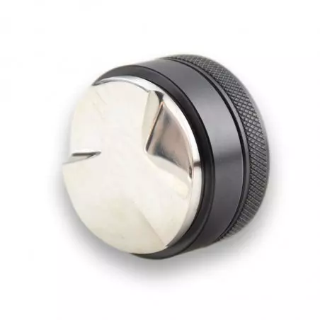 Distributor kávy s černou rukojetí s průměrem 58,55 mm.